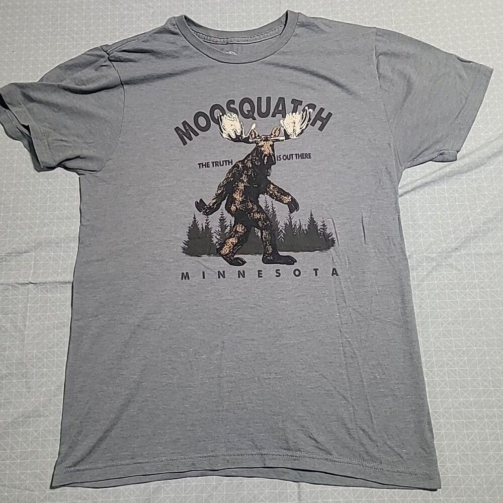 Moosquatch Minnesota Souvenir Moose Sasquatch Dark Grey T-Shirt Size Sm Duck Co